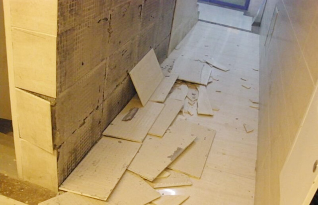 墙砖掉了一块怎么办(墙砖掉了一块用什么胶粘)