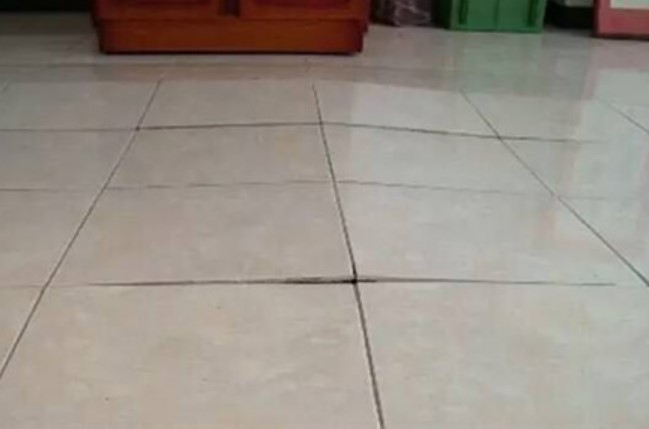 十几年的地砖突然鼓起来怎么办(十几年的地砖突然鼓起来怎么办视频)